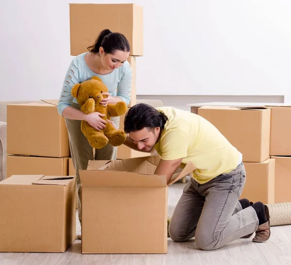 Young Pair Moving New Apaprtment — Stock Photo, Image