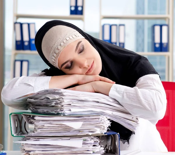 Pracownica Muzułmańska Pracująca Biurze — Zdjęcie stockowe