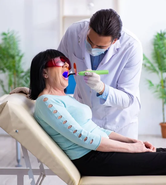 Velha Mulher Visitando Jovem Dentista Médico — Fotografia de Stock