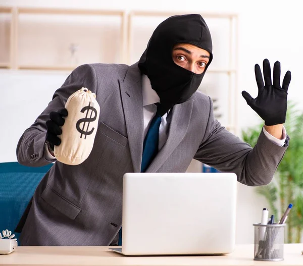 Der Männliche Gangster Klaut Informationen Aus Dem Büro — Stockfoto