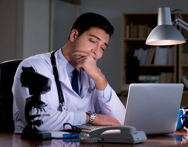 Młody Lekarz Pracujący Późna Biurze — Zdjęcie stockowe