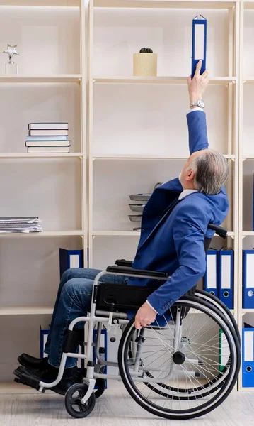 Pracownik Wieku Wózku Inwalidzkim Pracujący Biurze — Zdjęcie stockowe