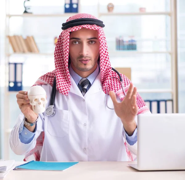 Arab Orvos Emberi Koponyával — Stock Fotó