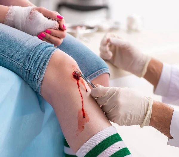 Erkek Doktoru Ziyaret Eden Bacağı Yaralı Genç Kadın — Stok fotoğraf