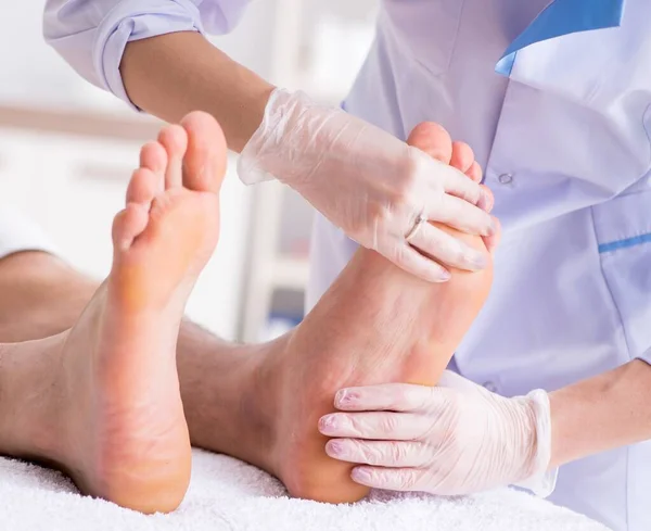 Der Podologe Behandelt Die Füße Während Des Eingriffs — Stockfoto