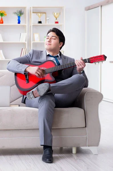 Empresário Tocando Guitarra Casa — Fotografia de Stock