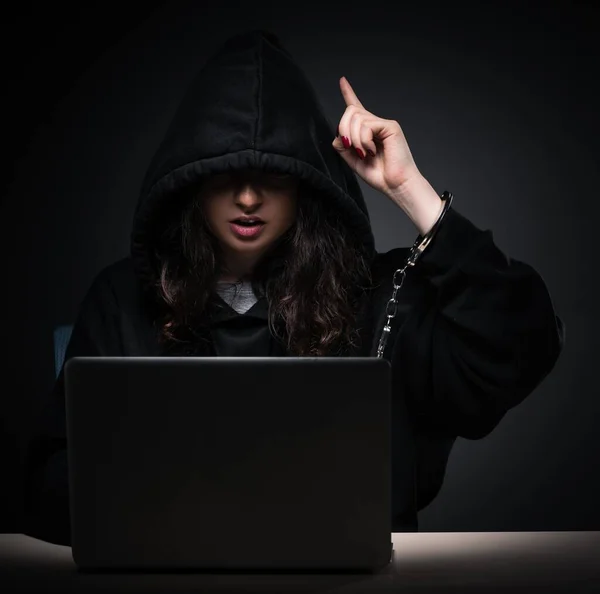 Női Hacker Meghackelte Biztonsági Tűzfalat Irodában — Stock Fotó