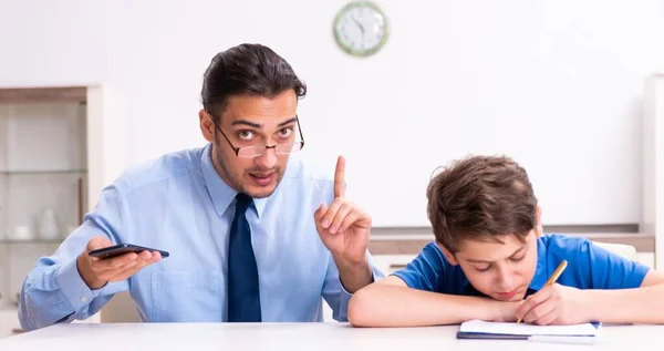 Pai Ocupado Ajudando Seu Filho Preparar Para Exame — Fotografia de Stock