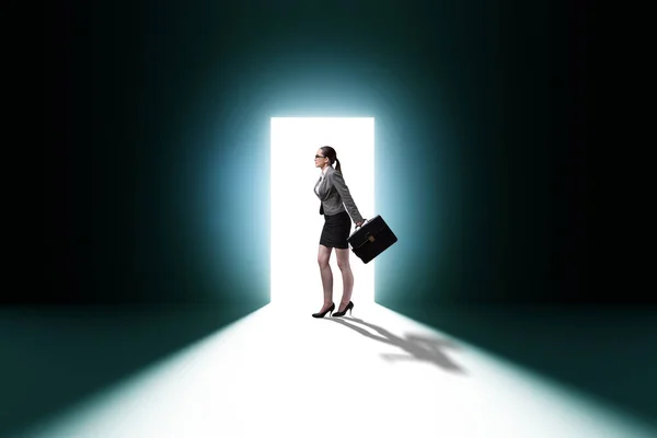 Mujer Negocios Entrando Puerta Retroiluminada Concepto Escape — Foto de Stock