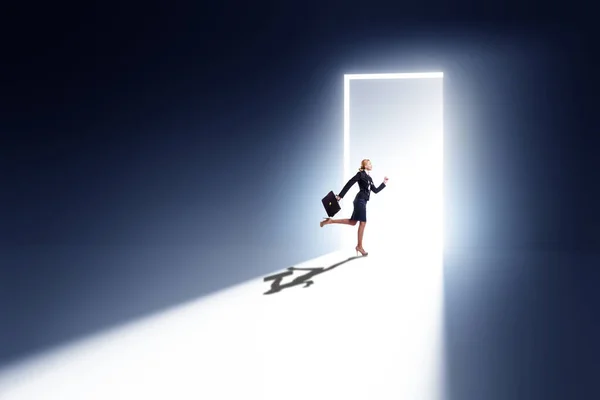 Bizneswoman Wchodzi Podświetlone Drzwi Koncepcji Ucieczki — Zdjęcie stockowe