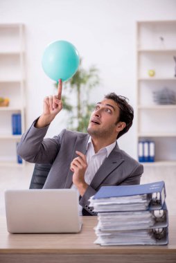 Genç işadamı ve ofiste çok fazla iş var.