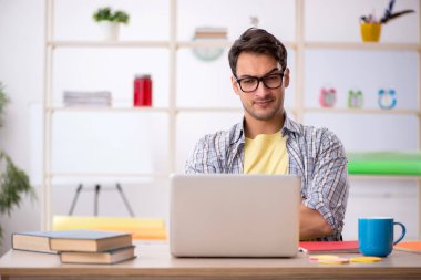 Salgın sırasında evden çalışan genç bir serbest çalışan.