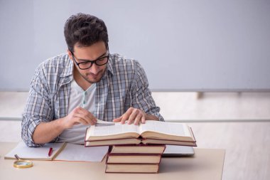 Sınıfta oturan genç öğrenci.