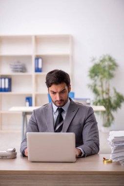 Genç işadamı ve ofiste çok fazla iş var.