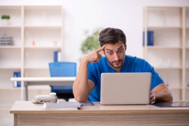 Teletıp konseptinde genç doktor