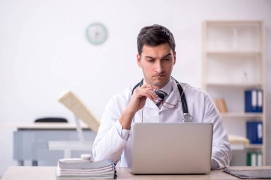 Teletıp konseptinde genç doktor