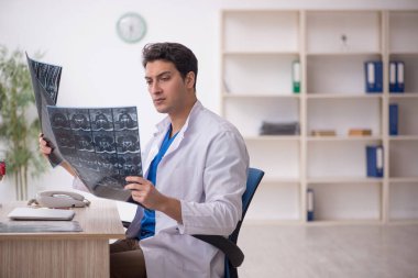 Hastanede çalışan genç doktor radyoloji uzmanı.