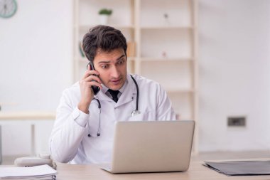 Teletıp konseptinde genç doktor