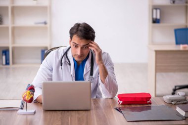 Teletıp konseptinde genç doktor