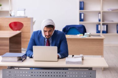 İş yerinde diş ağrısı çeken genç bir işadamı