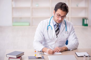 Hastanede çalışan genç bir doktor.