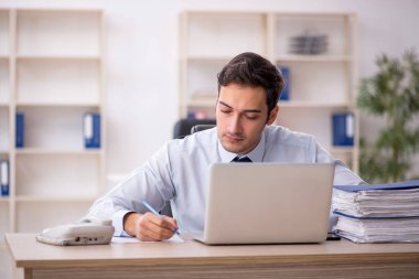 İş yerinde çalışan genç bir işadamı