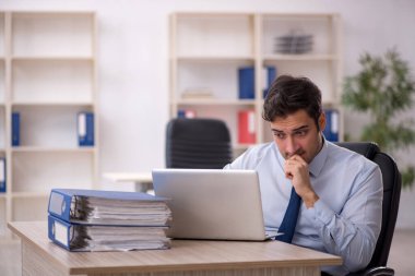 İş yerinde çalışan genç bir işadamı