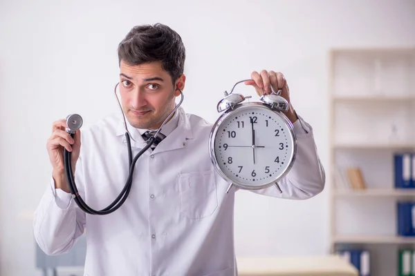 Joven Doctor Concepto Gestión Del Tiempo — Foto de Stock