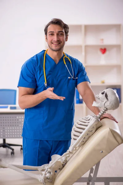 Νεαρός Γιατρός Και Ασθενής Σκελετός Στο Νοσοκομείο — Φωτογραφία Αρχείου