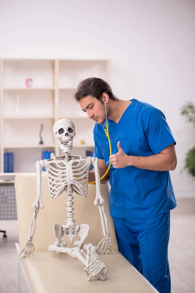 病院の若い医者と骨格患者 — ストック写真
