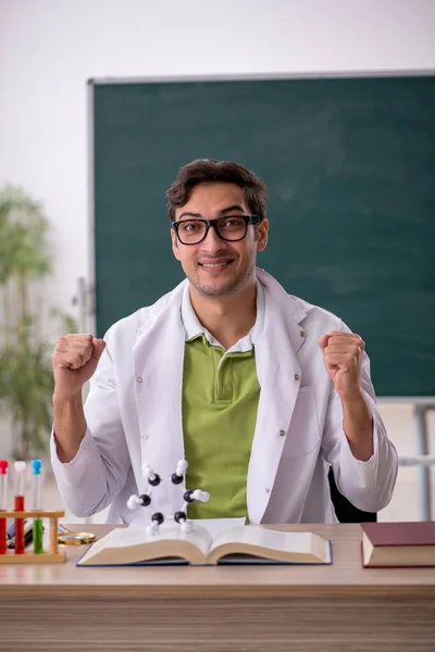 Junge Chemikerin Klassenzimmer — Stockfoto