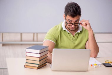 Sınıfta sınava hazırlanan genç bir öğrenci.