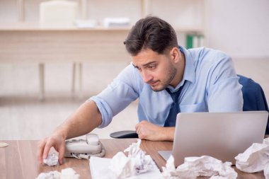 Beyin fırtınası konseptinde genç işadamı