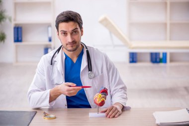 Hastanede çalışan genç doktor kardiyolog.