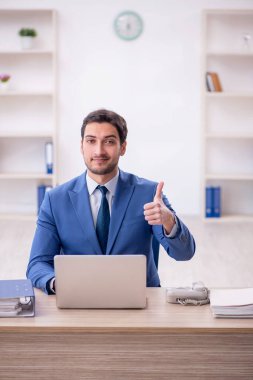 İş yerinde çalışan genç bir çalışan.