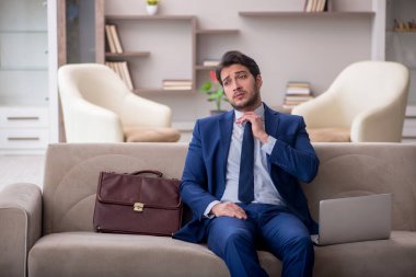 Salgın sırasında evden çalışan genç bir işadamı