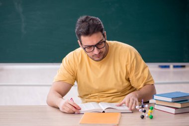 Sınıfta oturan genç öğrenci.