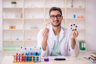 Laboratuvarda çalışan genç bir kimyager.