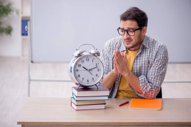 Zaman yönetimi konseptinde genç öğrenci