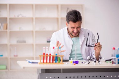 Laboratuvarda çalışan genç bir kimyager.