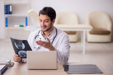 Hastanede çalışan genç doktor radyoloji uzmanı.