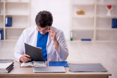Hastanede çalışan genç erkek doktor.