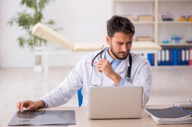 Klinikte çalışan genç bir doktor.