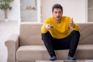 Genç erkek öğrenci salgın sırasında evde oturuyor.
