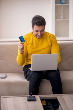 Salgın sırasında evden çalışan genç bir serbest çalışan.