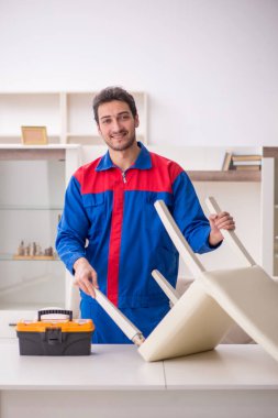 Evde çalışan genç bir marangoz.