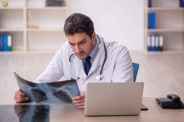 Hastanede çalışan genç doktor radyoloji uzmanı.