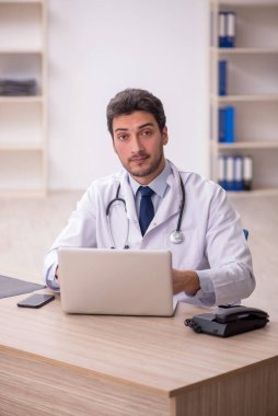 Teletıp konseptinde genç doktor