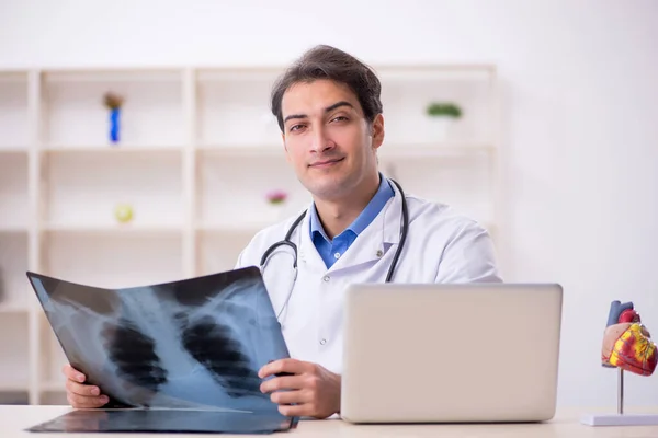 Fiatal Férfi Orvos Radiológus Dolgozik Klinikán — Stock Fotó