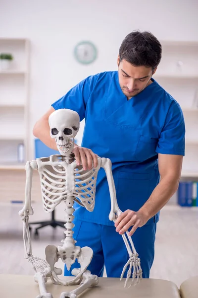 Joven Doctor Paciente Esqueleto Clínica —  Fotos de Stock